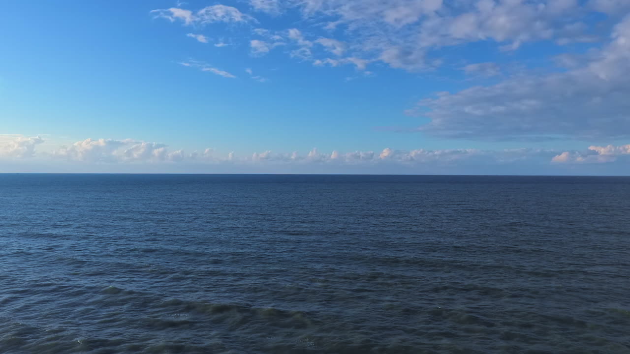 Fredfyldt havudsigt: Roligt hav og blå himmel