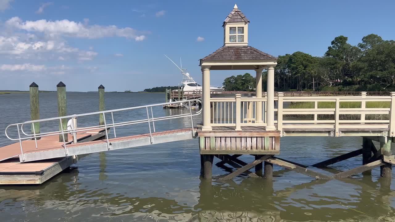 muelle en vía fluvial en kiawah island carolina del sur