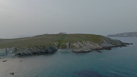 Einsame-Insel-Mit-Möwen-In-Der-Abenddämmerung-In-Zeitlupe