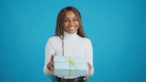 una mujer feliz recibiendo un regalo.