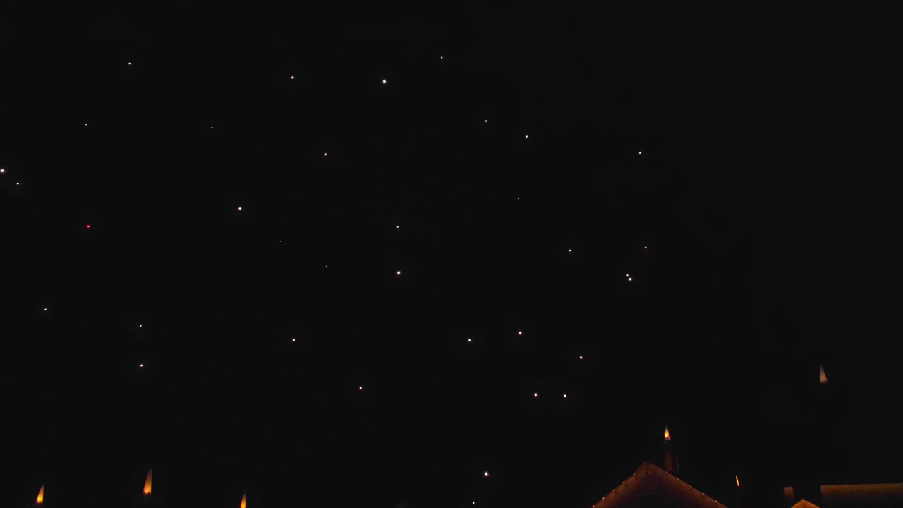 조용하고 맑은 밤에 여러 개의 불꽃놀이 폭발물과 디스플레이를 볼 수 있습니다.