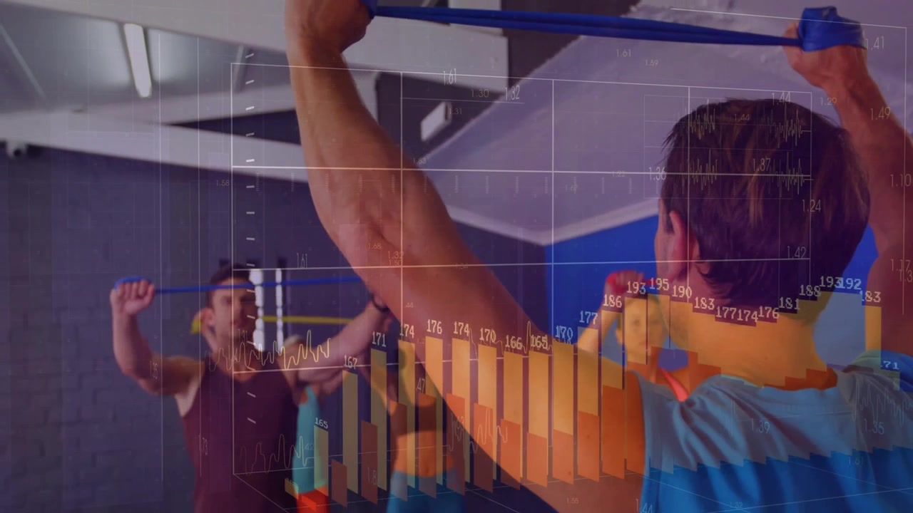 Fitnessinstruktør løfter træningsbånd over hovedet og leder hold i løft, mens målinger opdateres på 3D-grafer