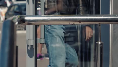 la gente entra y sale por la puerta de la oficina en un soleado día de verano