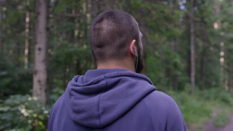 hombre caminando en el bosque