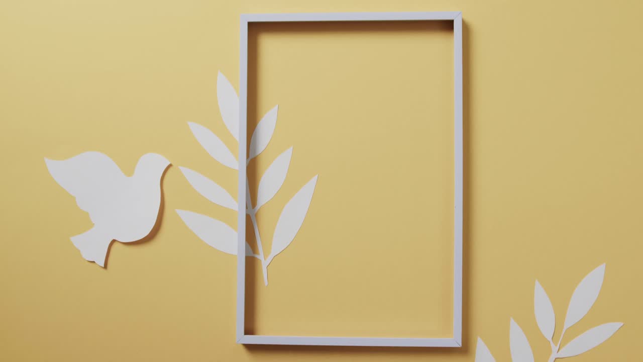 ⁇ 과 잎과 노란색 배경에 복사 공간을 가진  ⁇  비둘기의 클로즈업