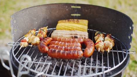 Würstchen-Maiskolben-und-Kebabs-Grillen-Auf-Einem-Grill