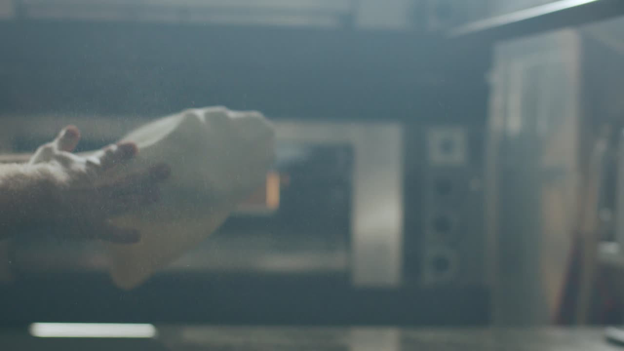 작물 셰프가 피자 반죽을  ⁇ 고 던지고 있습니다.