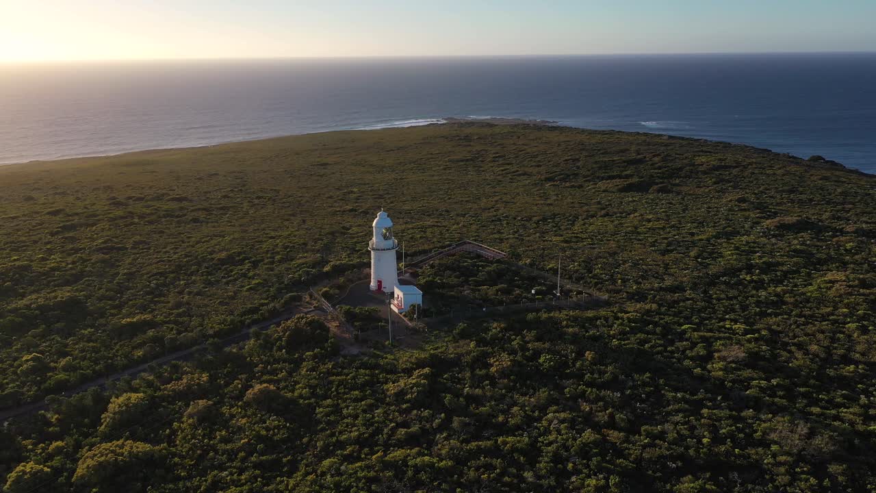 antena de drones del faro de cape naturaliste, hito histórico con vistas mágicas al océano índico a la luz del sol de la hora dorada