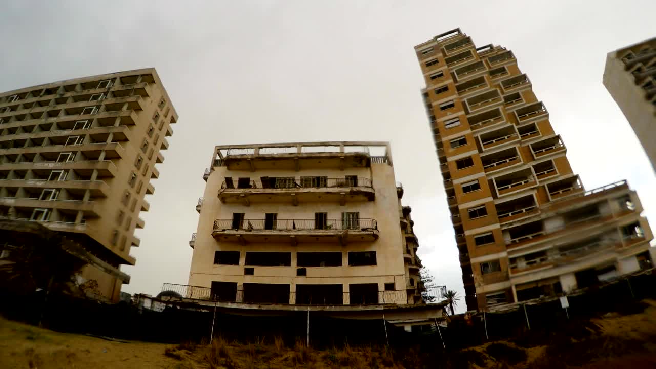 edificios abandonados bajo la lluvia en la ciudad fantasma de varosha en el norte de chipre