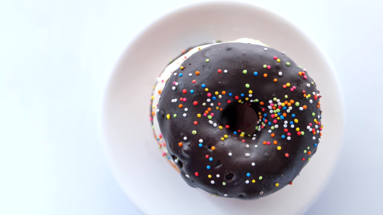 Sjokoladedoughnut med strø