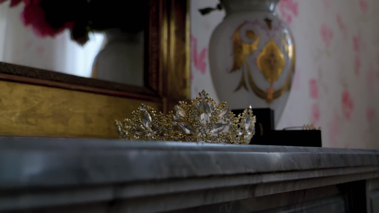 la corona de la novia árabe brilla con elegancia, simbolizando la tradición y el amor