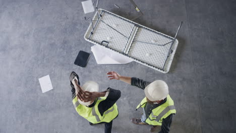 Dos-Hombres-Discutiendo-En-Un-Sitio-De-Construcción