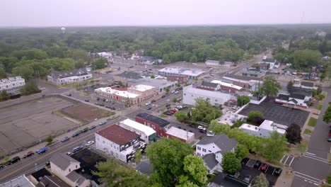 Centro-De-New-Buffalo,-Michigan-Con-Video-De-Drones-Moviéndose-En-ángulo