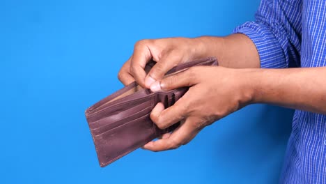 hombre con una billetera vacía