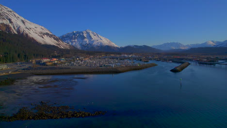el amanecer y la revelación del puerto de barcos de seward y las montañas en seward alaska