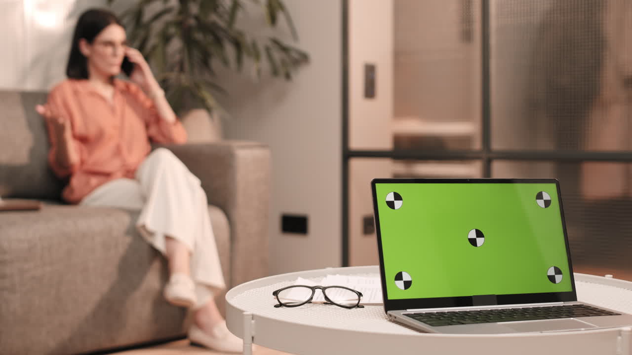 mujer irreconocible en el fondo de la pantalla verde de la computadora