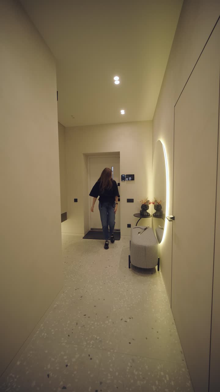 interior de hogar minimalista elegante y elegante con líneas limpias, colores neutrales e iluminación ambiental cálida, creando un ambiente acogedor y moderno.