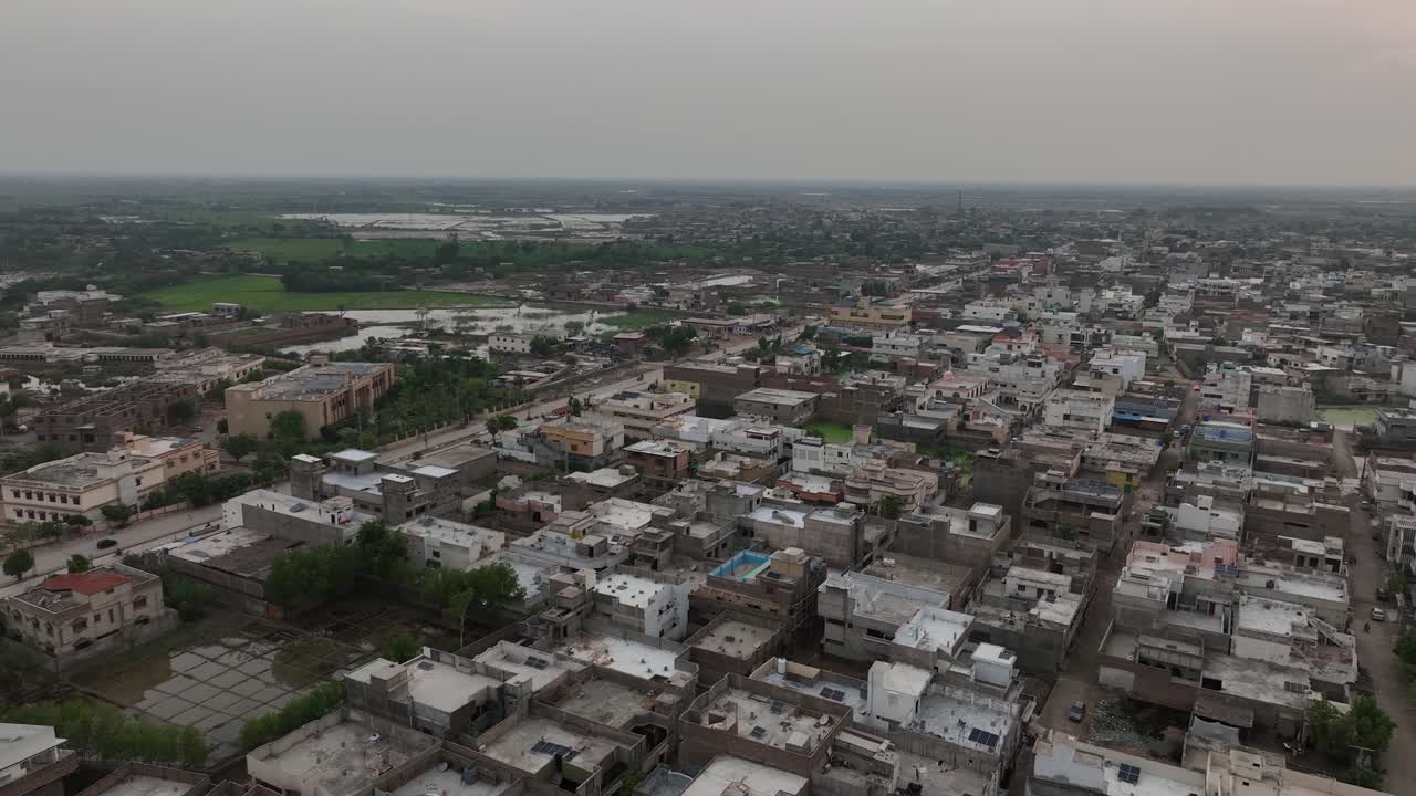 oscuridad nublada sobre la expansión urbana de mirpurkhas, pakistán
