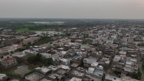 Penumbra-Nublada-Sobre-La-Extensión-Urbana-De-Mirpurkhas,-Pakistán