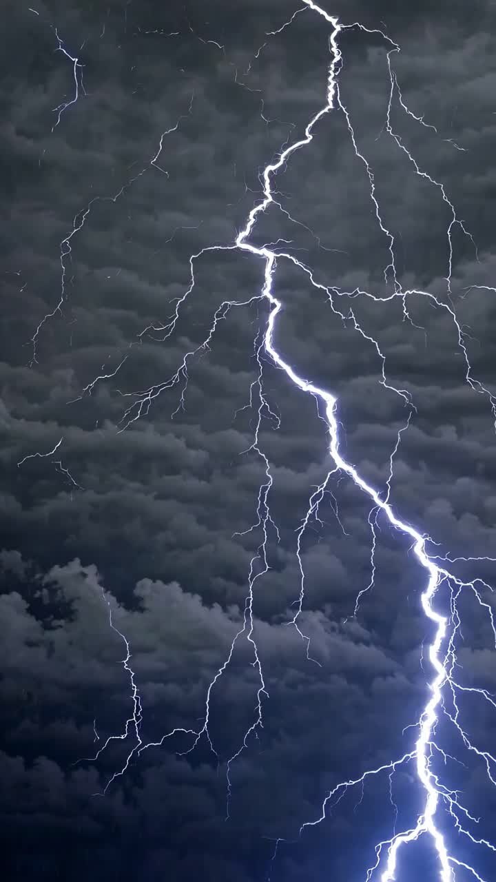 Video drammatico di un temporale, catturato da una bassa angolazione, che mostra fulmini vibranti