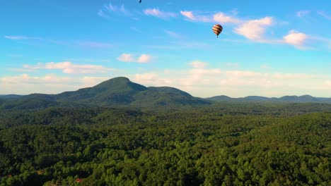 volando con globos de aire caliente en lo alto de las montañas blue ridge en el norte de georgia.