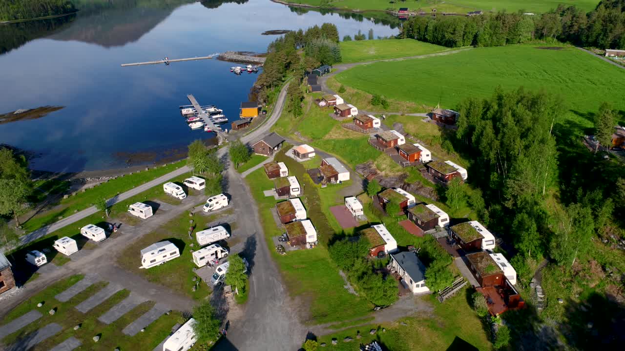 아름다운 자연 노르웨이 캠핑장의 공중 전망은 휴식을 취할 수 있습니다.