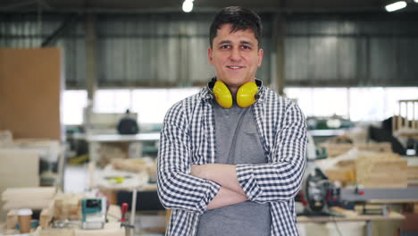 trabajador en una fábrica de carpintería