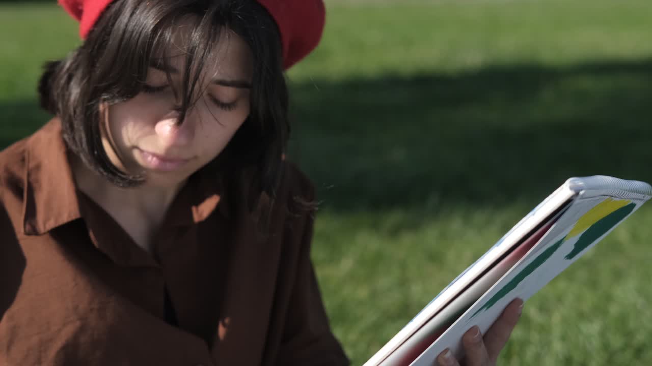 ⁇ 으로 그림을 그리는 여자