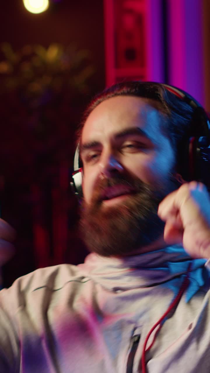 Video verticale di un gamer professionista emozionato che vince un concorso di eSport durante una diretta streaming con il pubblico