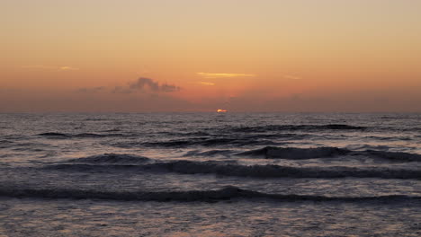 puesta de sol sobre el océano