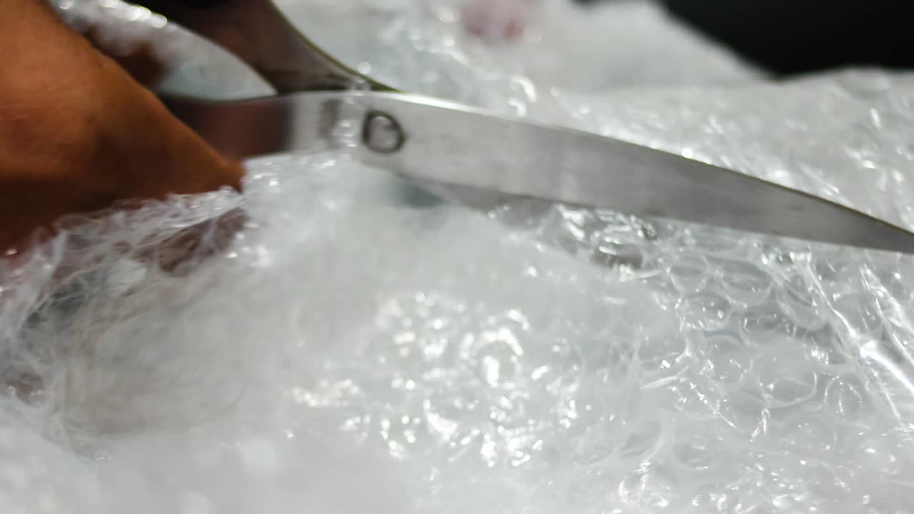 en primer plano, envolviendo en plástico de burbujas