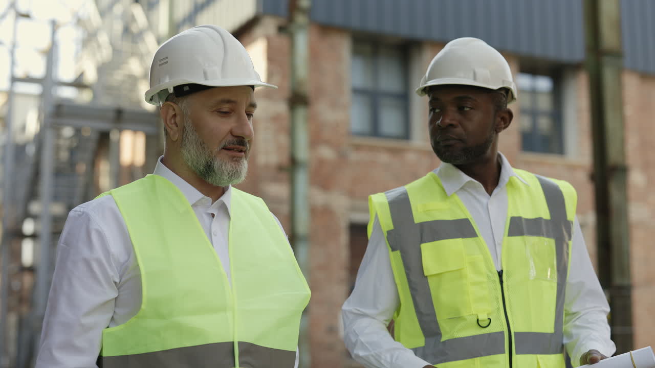 trabajadores de la construcción discutiendo un proyecto