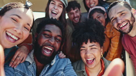selfie, feliz y cara de amigos en un viaje por carretera
