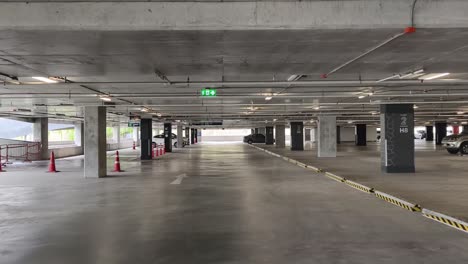 estacionamiento subterráneo vacío