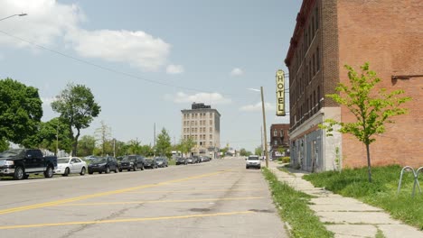 tranquilla strada laterale fatiscente a detroit