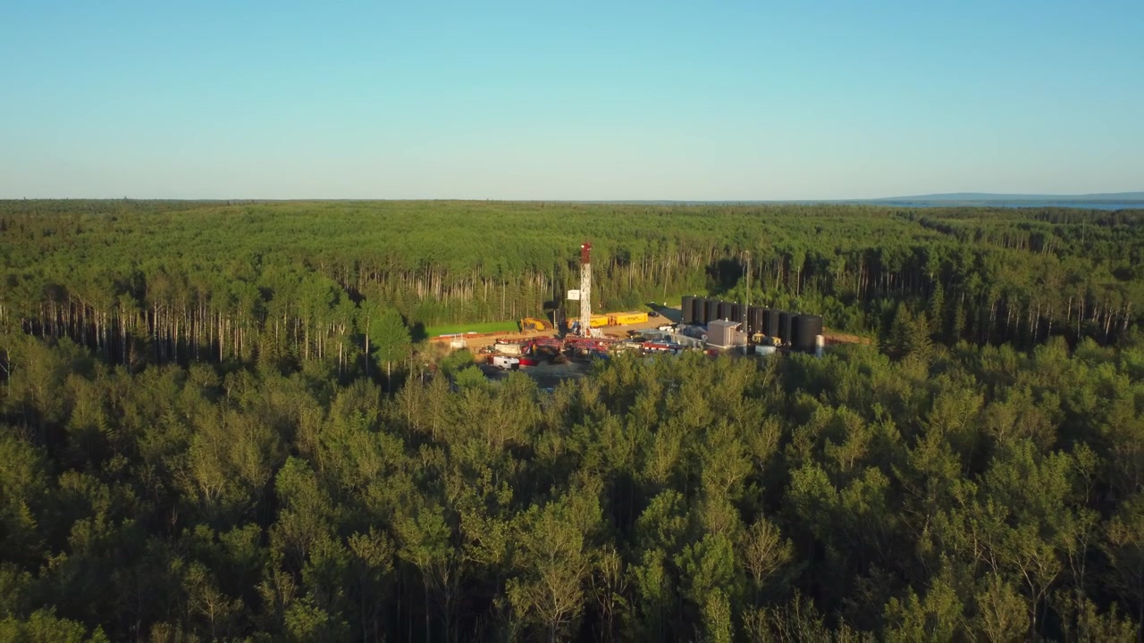 Ripresa aerea in allontanamento di una piattaforma petrolifera e di gas remota.