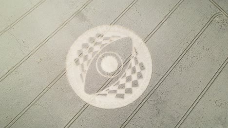 웨스트 미온 (west meon) 은 풍부한 작물 원 (crop circle) 으로, 키츠 레인 (kits lane) 을 내려다보며 골든 햄프셔 (golden hampshire) 의 시골 농지를 바라보고 있다.