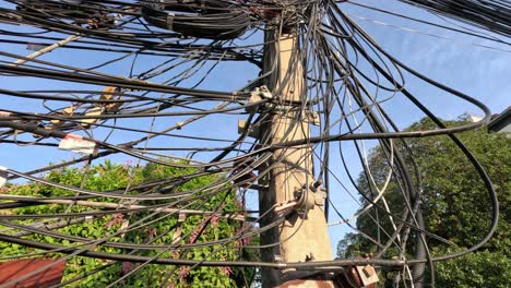 cables y cables enredados en postes de servicios públicos urbanos