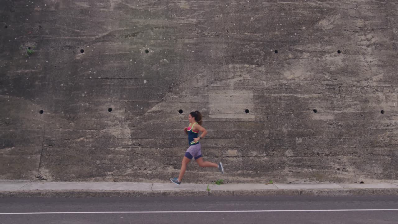 거리에서 달리는 백인 여성