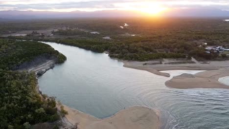 Tiefflug-über-Creek-Im-Norden-Von-Queensland