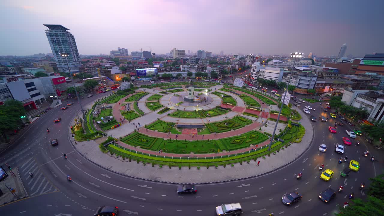 wongwian yai rotonda. vista aérea de los cruces de la carretera al atardecer. carreteras en forma de círculo en la estructura de la arquitectura y la tecnología concepto de transporte. vista superior. ciudad urbana, bangkok, tailandia.