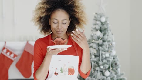 Joven-Cocinero-Con-Un-Pastel-De-Navidad-Recién-Horneado