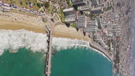 Vista-Aérea-A-Lo-Largo-De-La-Playa-De-Acapulco-Y-El-Muelle-Vergara-En-Viña-Del-Mar-Con-El-Hotel-Y-La-Costa-De-La-Playa-Al-Fondo