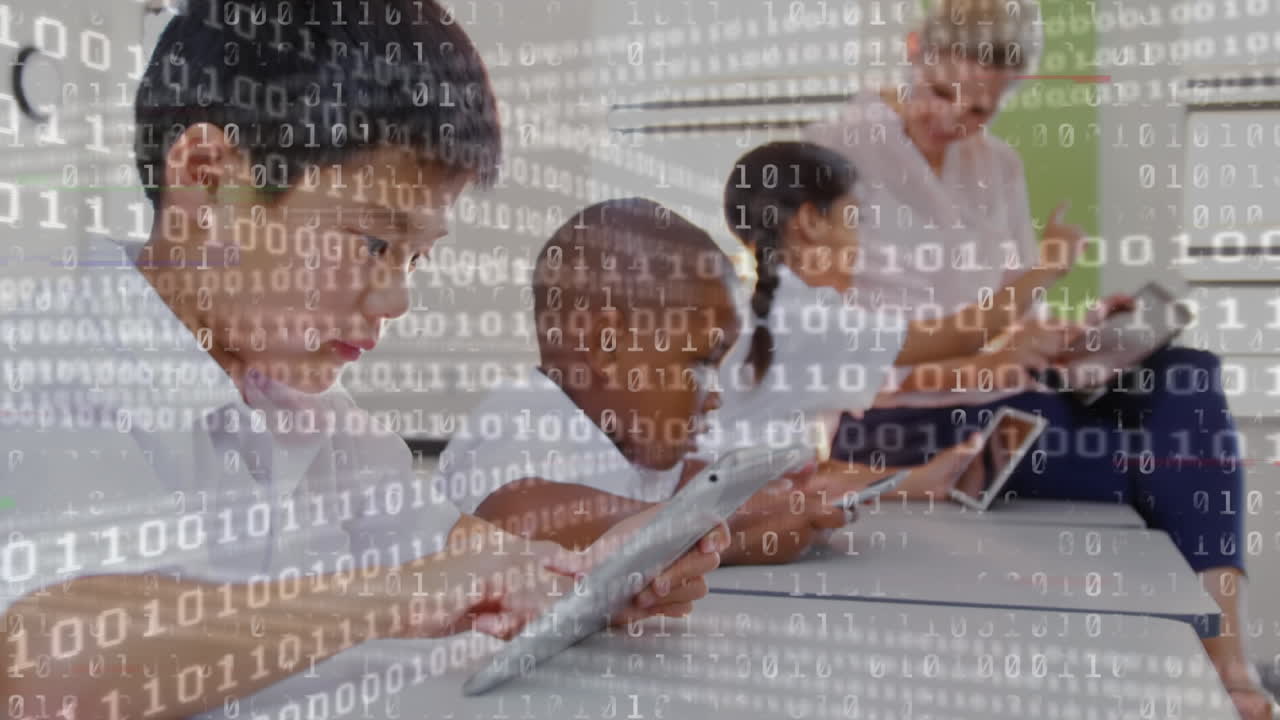 procesamiento de datos de codificación binaria contra maestras y grupos de estudiantes que usan tabletas digitales