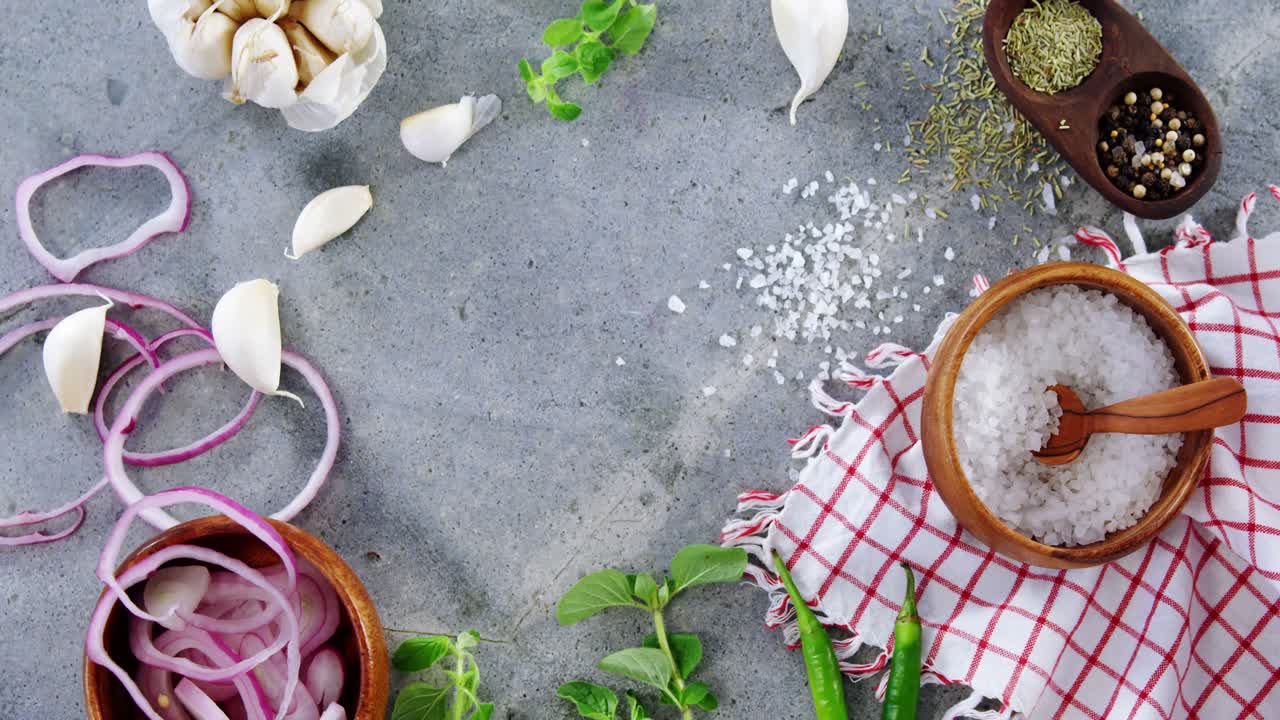 varias especias e ingredientes sobre un fondo de hormigón