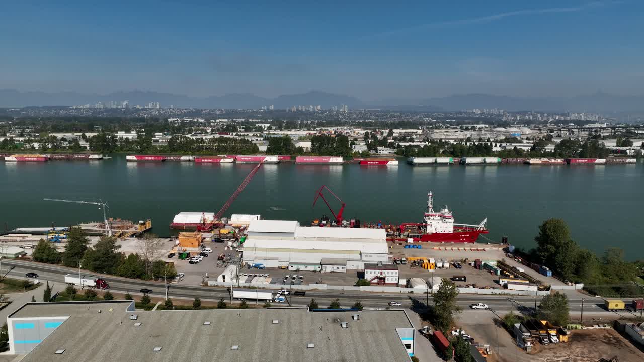 edificio industrial en el río fraser a lo largo de la carretera del río en delta, bc, canadá