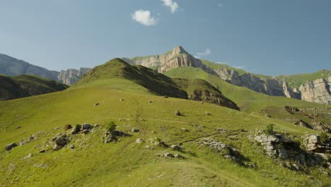 paisaje panorámico de valle de montaña