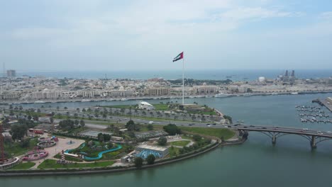 Bandera-De-Los-Emiratos-árabes-Unidos:-Vista-Superior-De-La-Bandera-De-Los-Emiratos-árabes-Unidos-Ondeando-En-El-Aire-Sobre-La-Isla-De-La-Bandera-De-Sharjah,-Ciudad-De-Sharjah,-Día-Nacional-De-Los-Emiratos-árabes-Unidos,-Video-De-4k