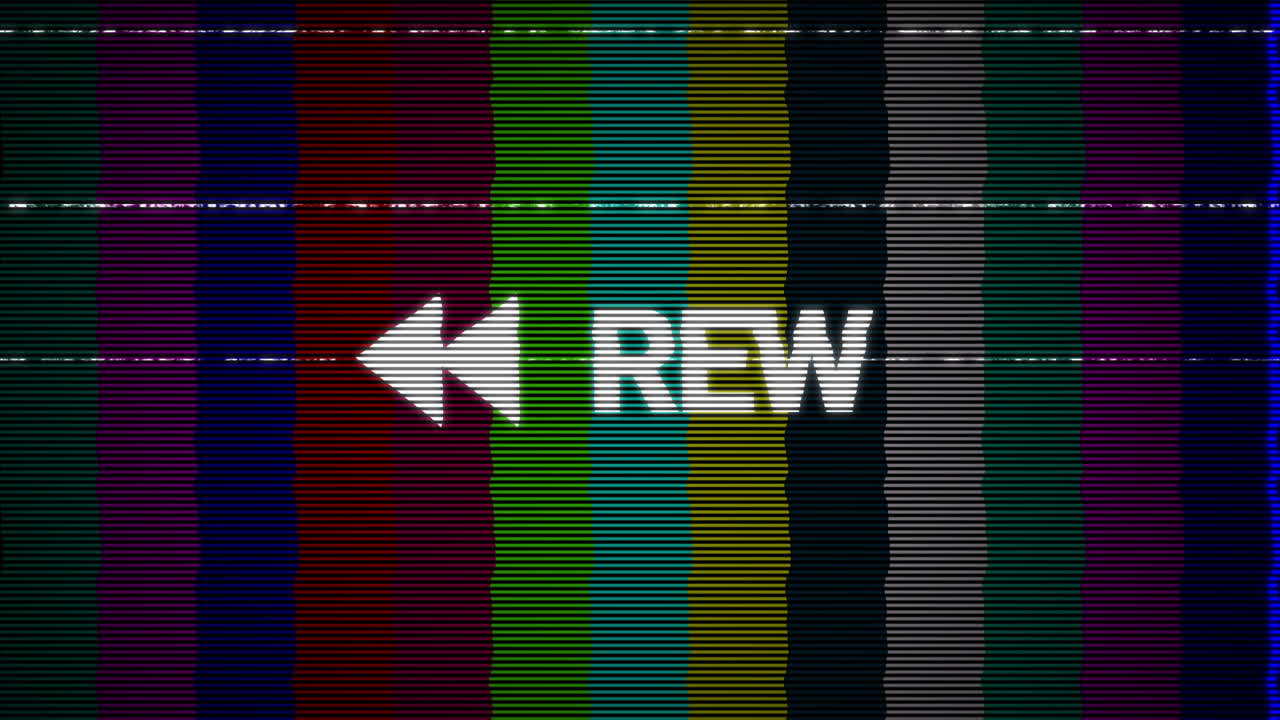 Testo "Retro Rewind" e freccia su barre colore con glitch.
