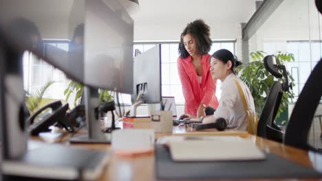 Vielbeschäftigte,-Vielfältige-Gelegenheitsgeschäftsfrauen,-Die-Computer-Nutzen-Und-über-Die-Arbeit-Im-Büro-Diskutieren,-Zeitlupe